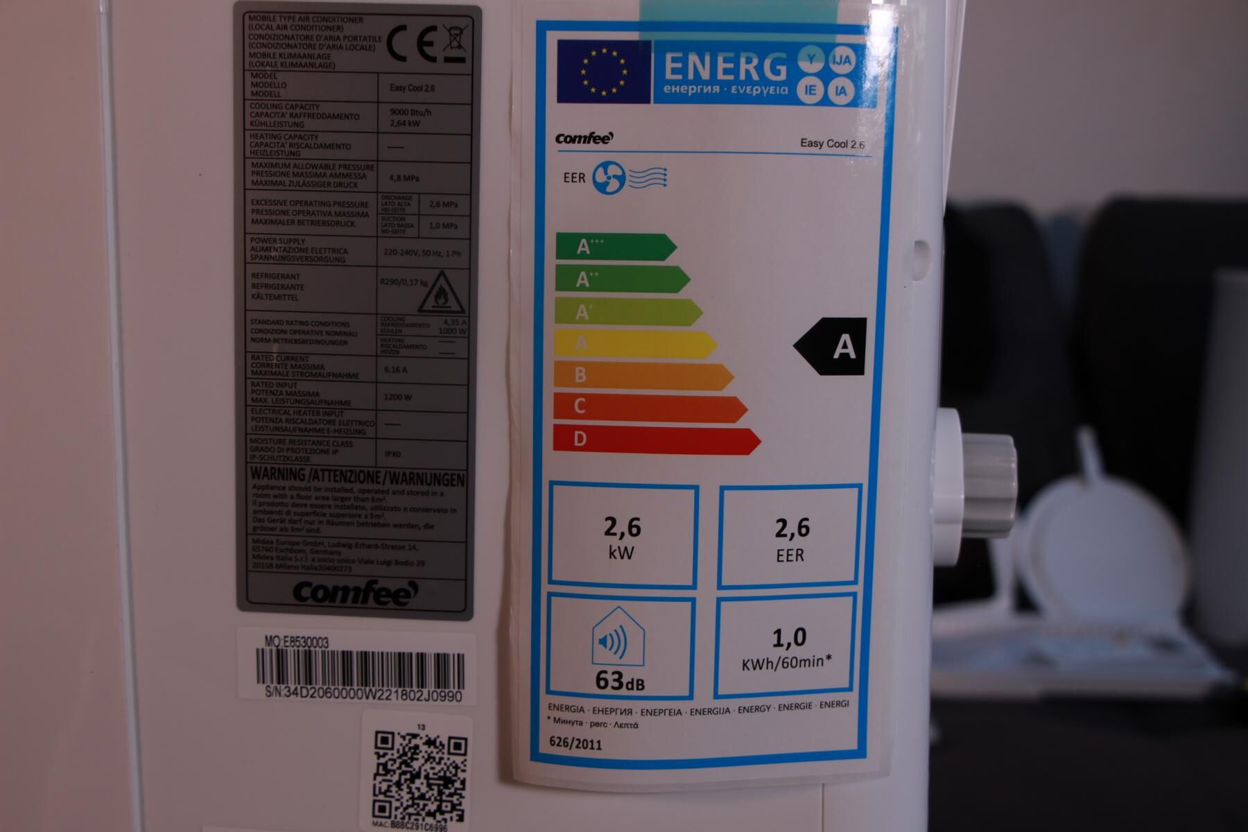 Die Energieeffizienzklasse von einer Comfee mobilen Klimaanlage wird in der Nahaufnahme gezeigt.
